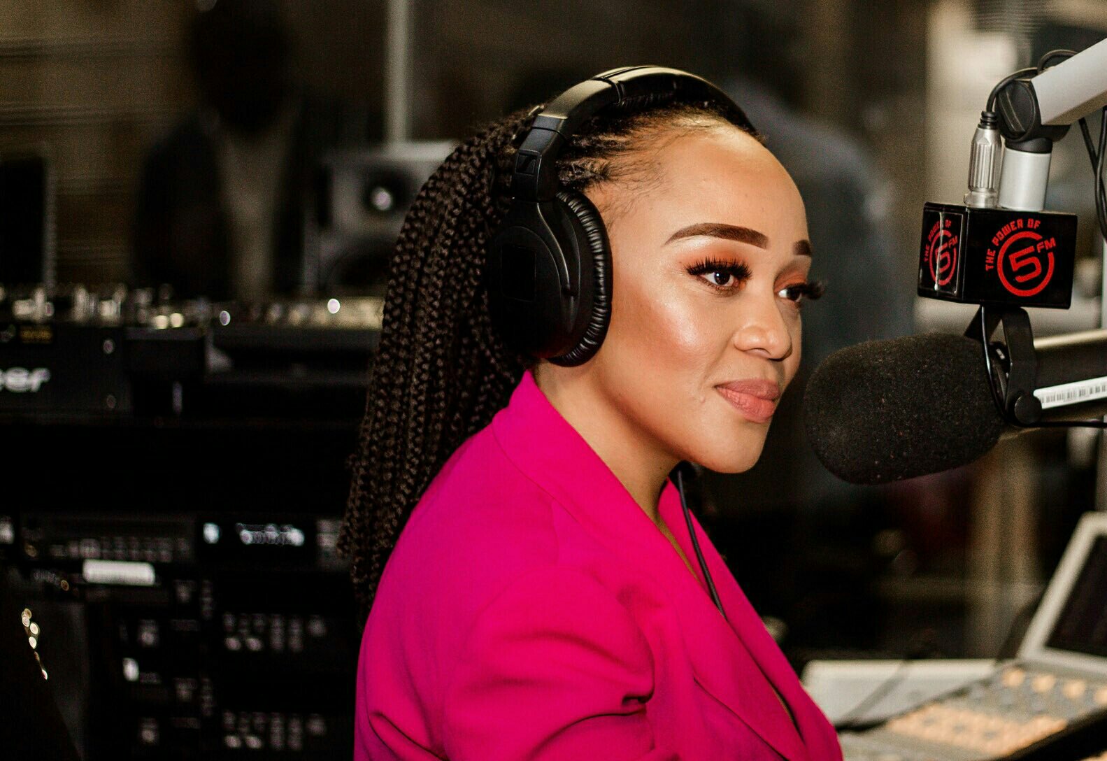 Thando Thabethe Claps Back After Being Criticized For Wearing Makeup On Radio