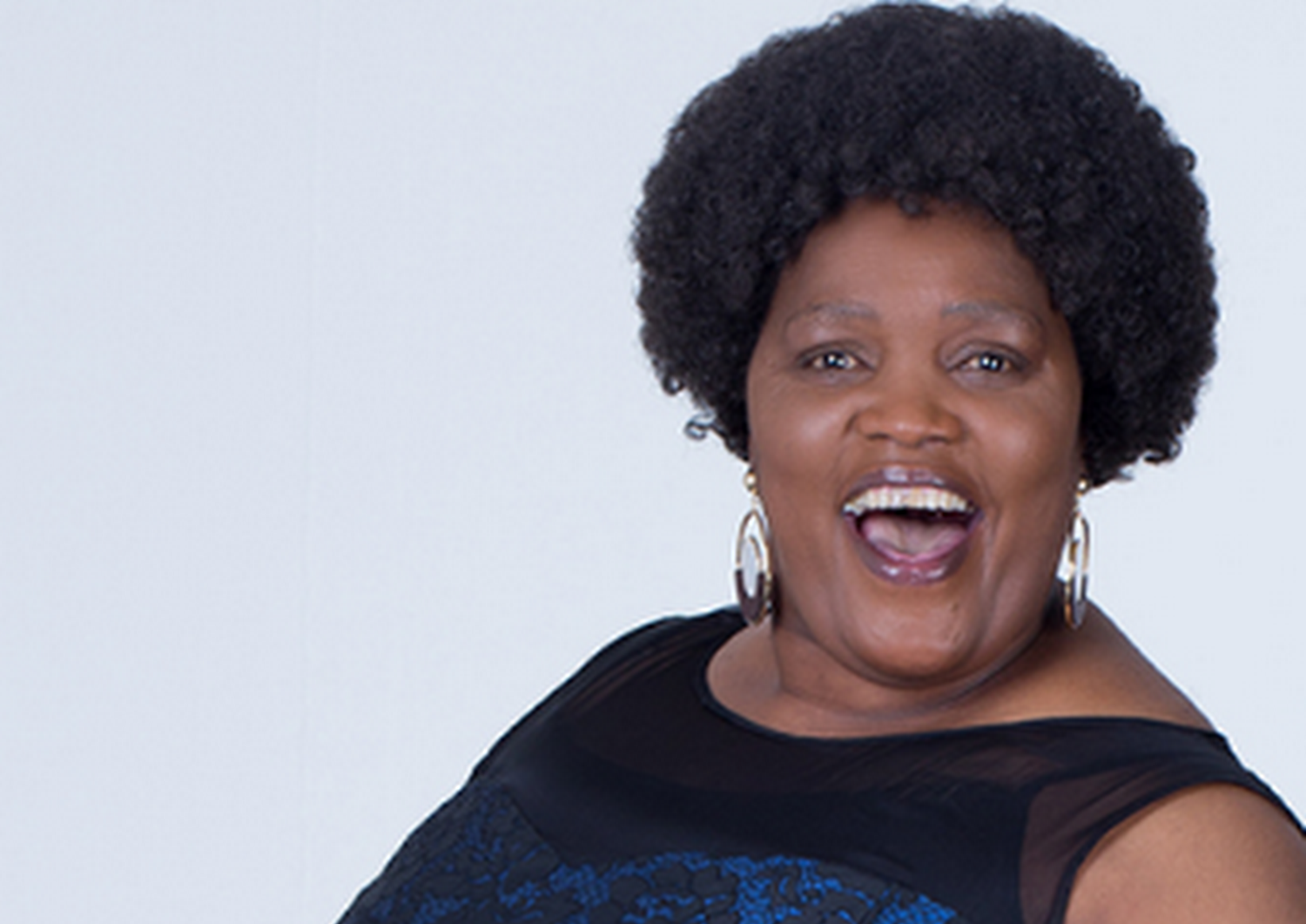 Skeem Saam Actress Nokuzola Mlengana Passes Away (Sis Ouma). Mzansi has been dealt a somber card by life once again, as the entertainment industry suffers another great loss. Reports have confirmed that Skeem Saam actress Nokuzola Mlengana, who plays 'Sis Ouma' on the popular SABC 1 soapie has passed away. Mlengana who was 58 years old passed passed on Monday. The actress was introduced to many fans through her role on Skeem Saam a few years ago and was known for nosey and feisty charcter as a security at Gauteng University. Mlengana has also appeared in a number of other local dramas, TV adverts, and TV movies.